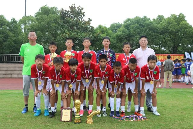 4岁男孩在奶奶朋友家玩耍从17楼坠落致重伤，判决责任归属